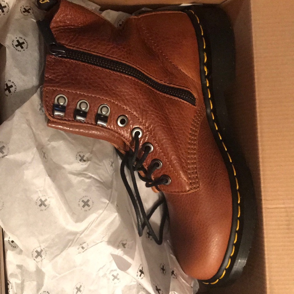 Tan Dr. Marten Boots